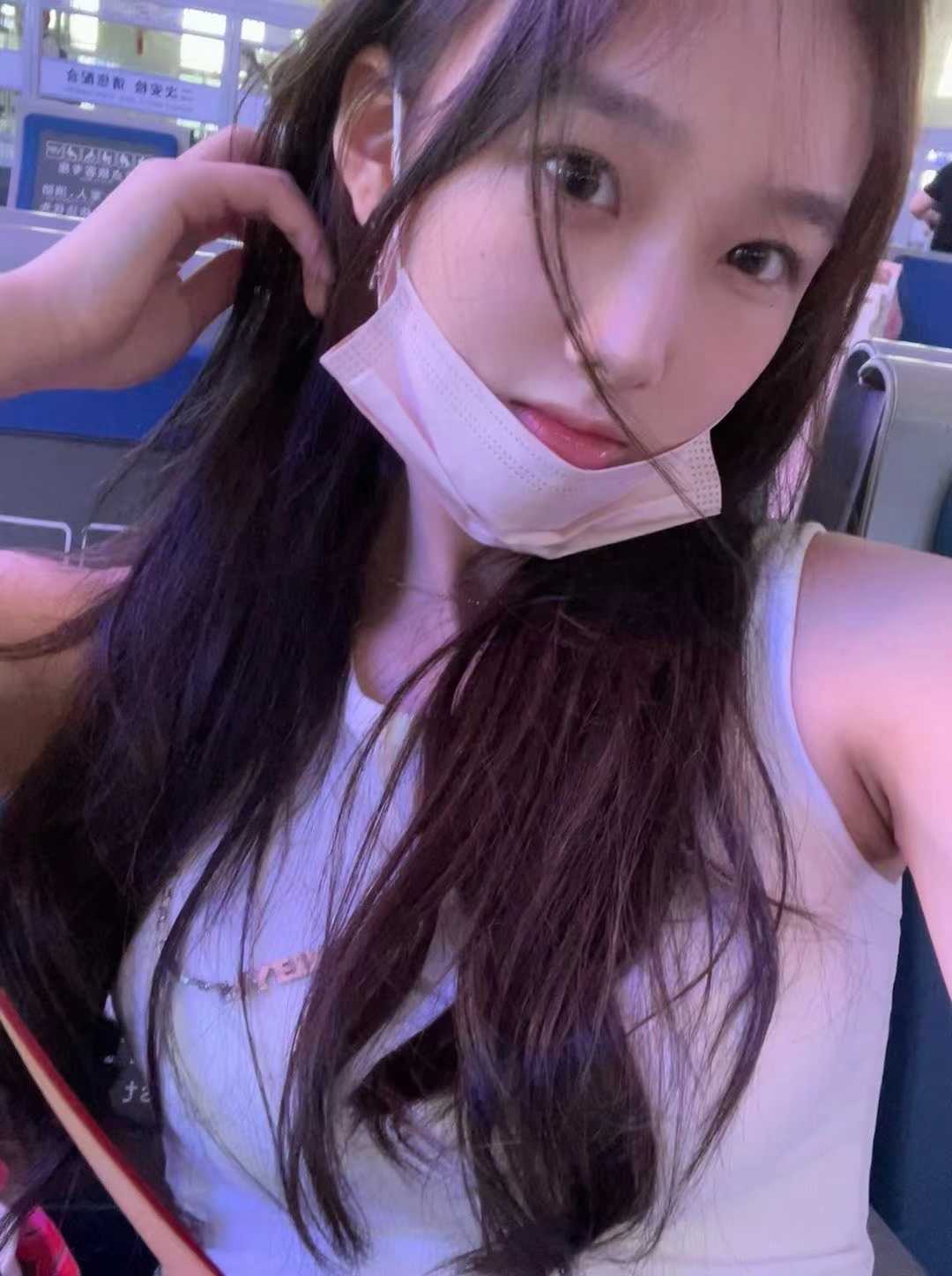 洪山身材匀称长腿女孩