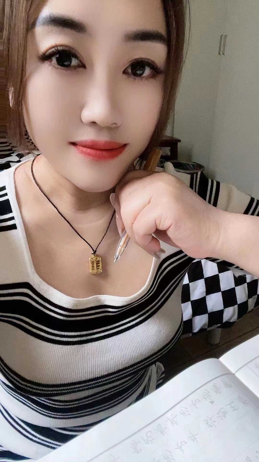 胸很大的美女一位