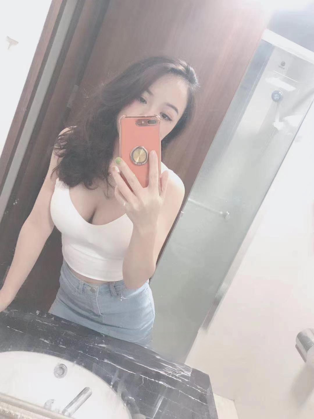 丰满大奶小姐姐一位