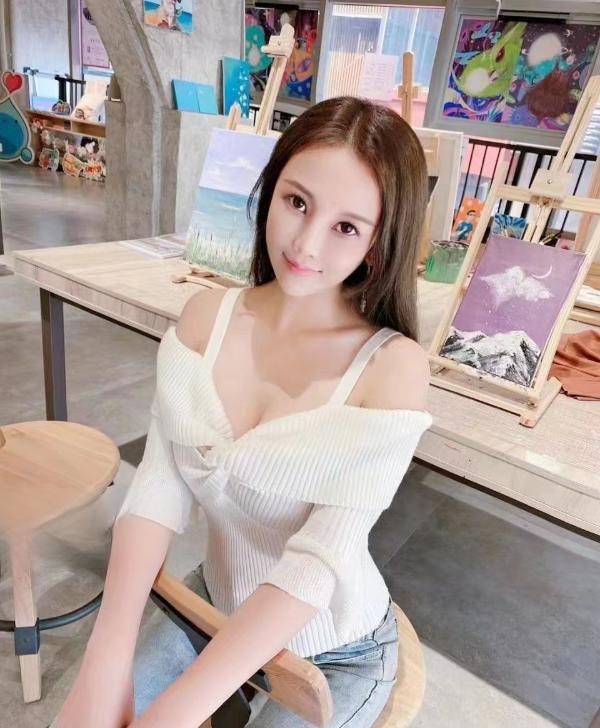 面容姣好身材很不错的小姐姐