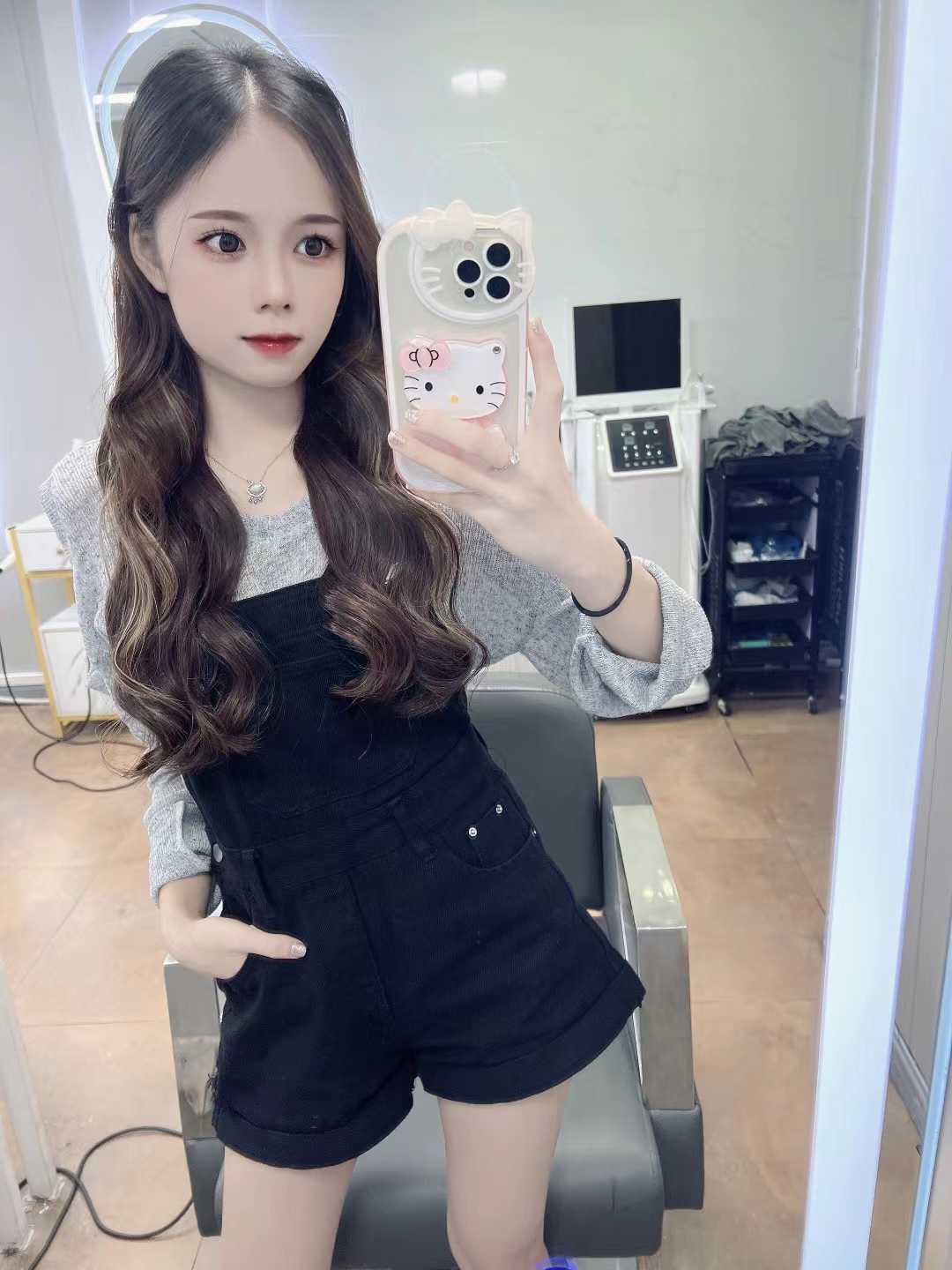 会舞蹈，身材也是杠杠的