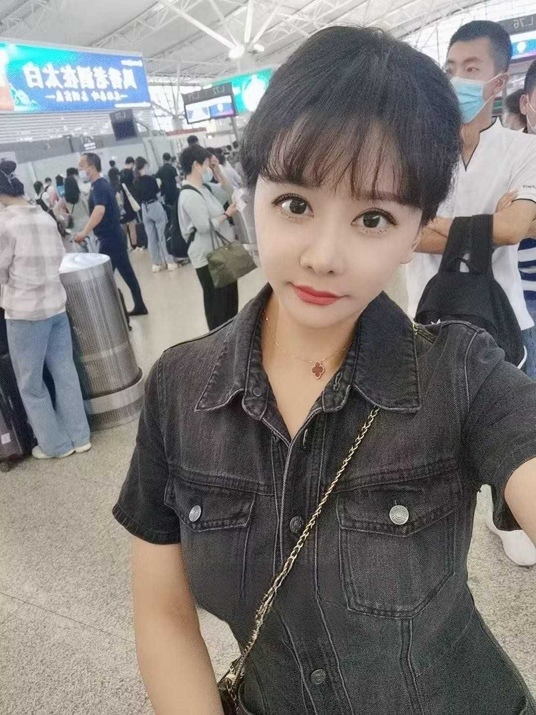 还算很嫩的妹子