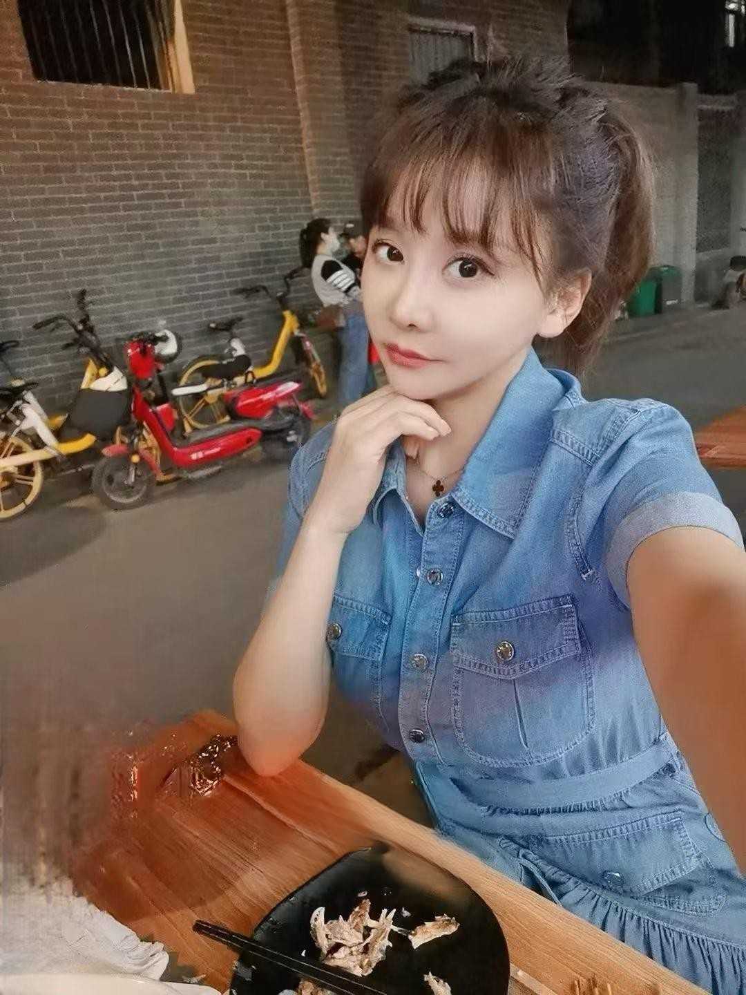 还算很嫩的妹子