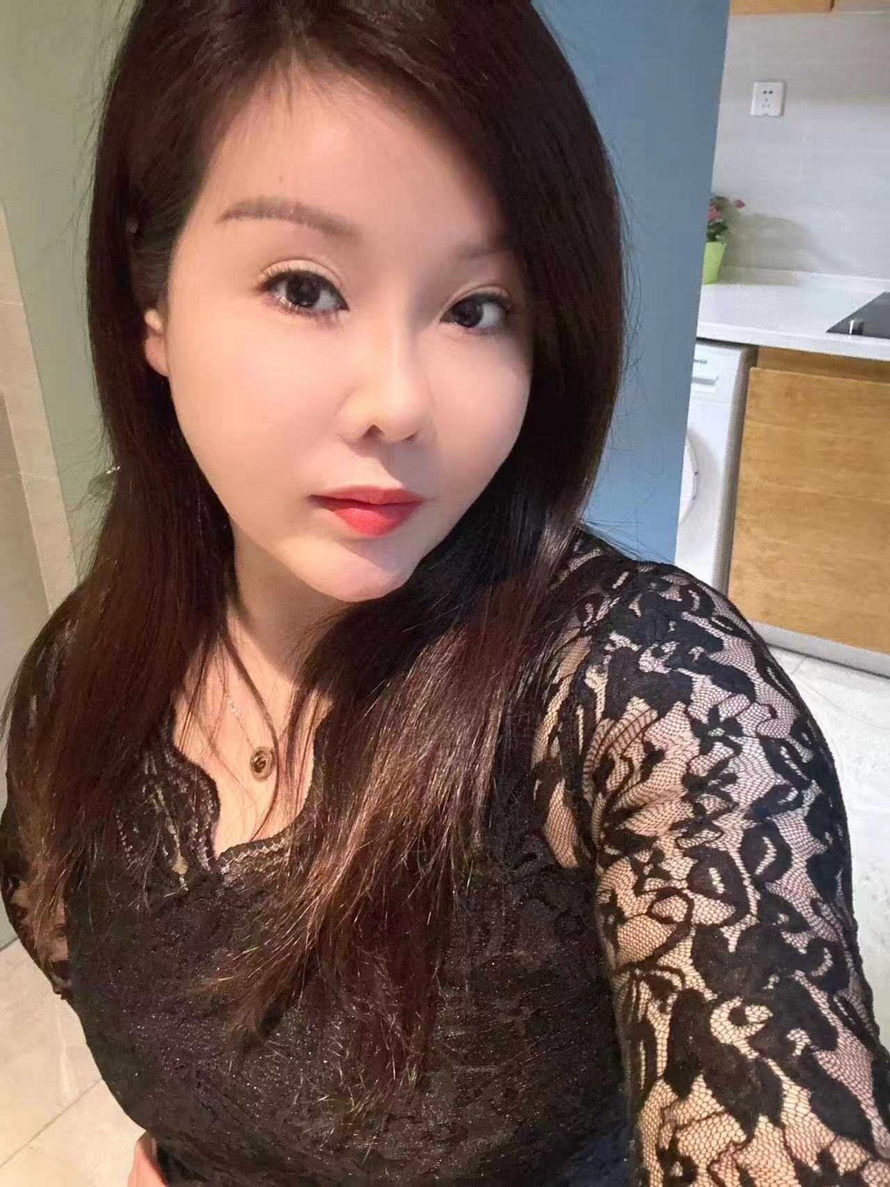 西乡性感美女车灯很大