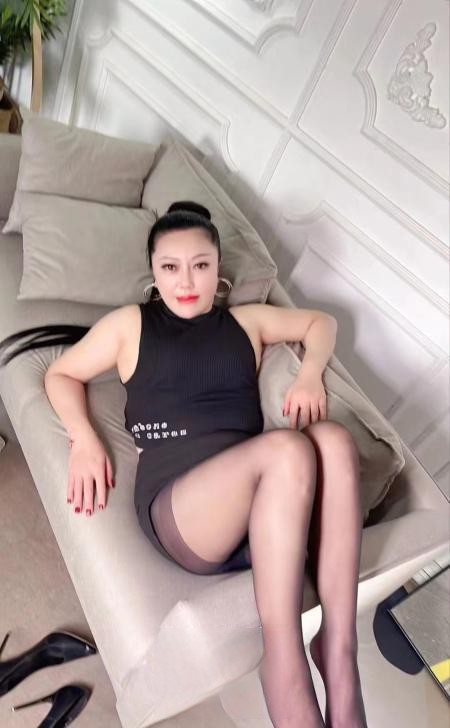 屁股很大的熟女