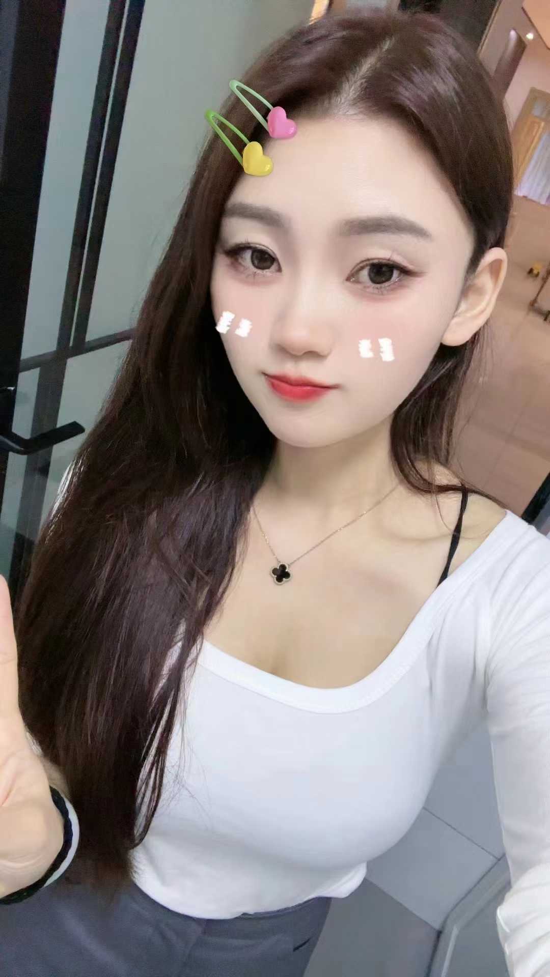 公寓美女，漂亮大方，性感妩媚，流连忘返。