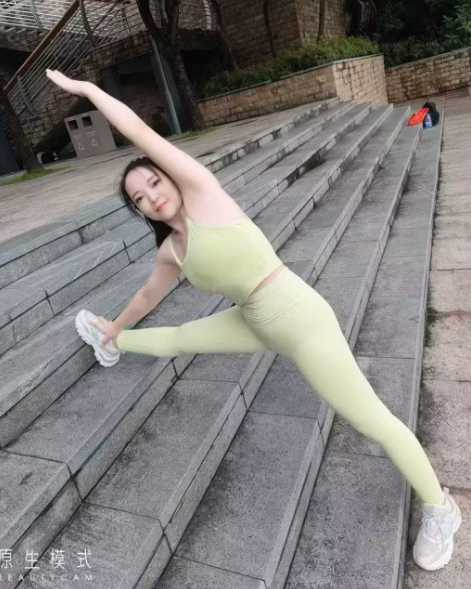 练瑜伽的兼职妹子