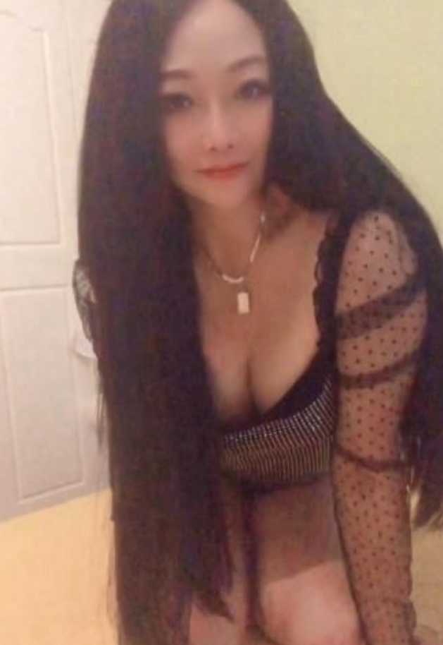 皮肤白胸大身材好的妹子