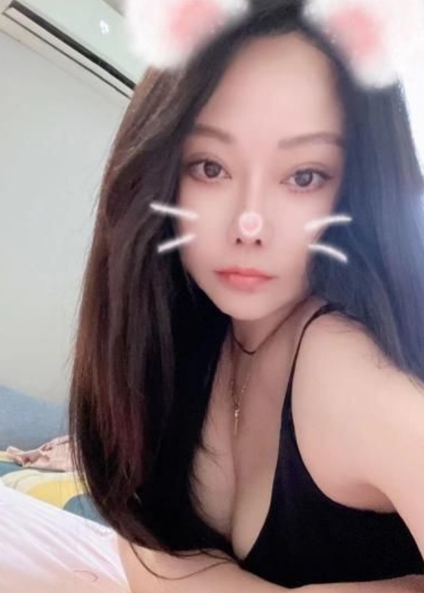 皮肤白胸大身材好的妹子