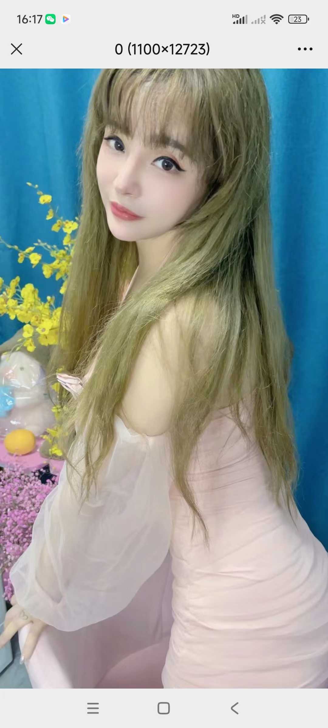 玩得很开的一个小姐姐