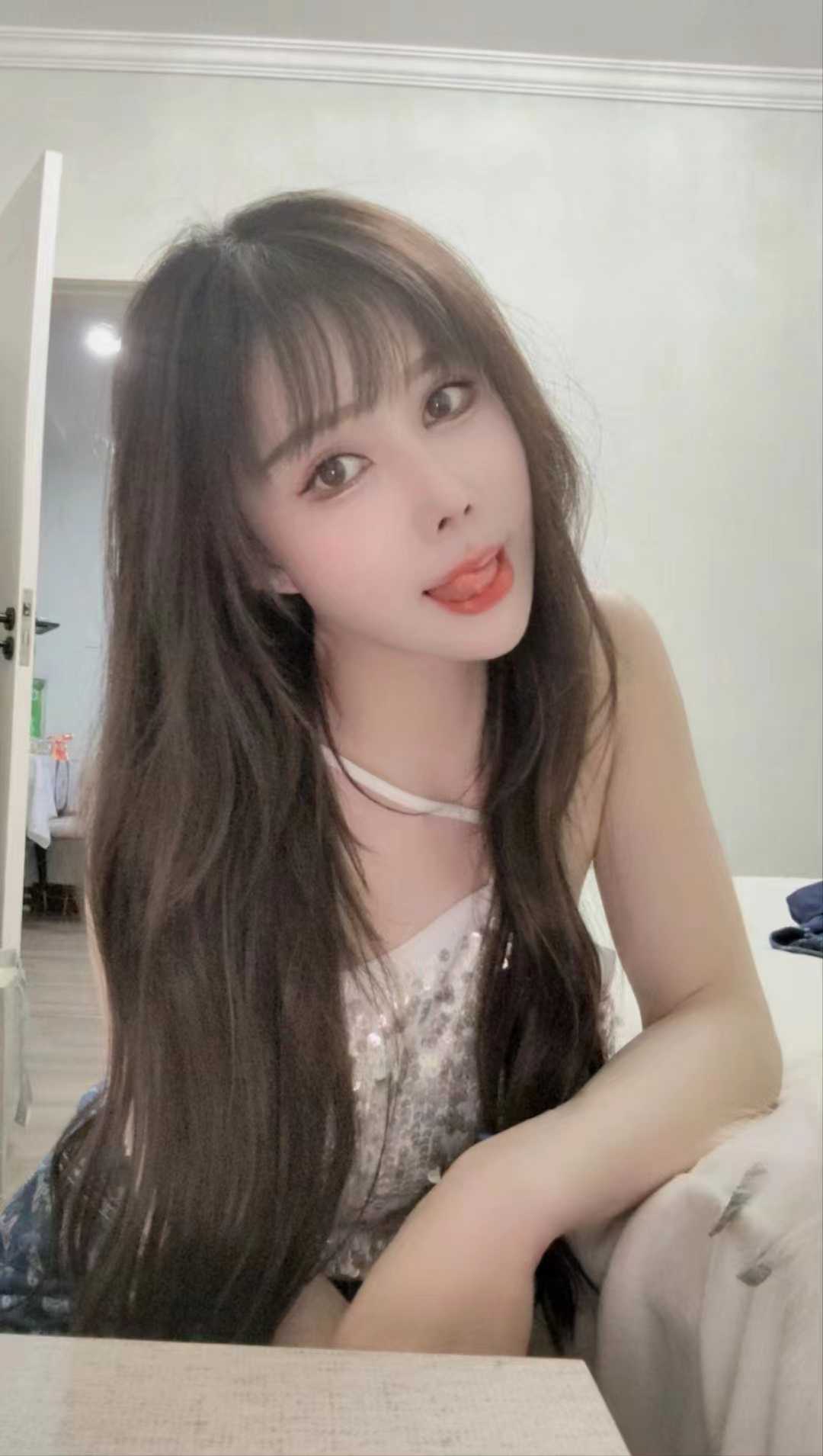 水很多，很会玩的小妹