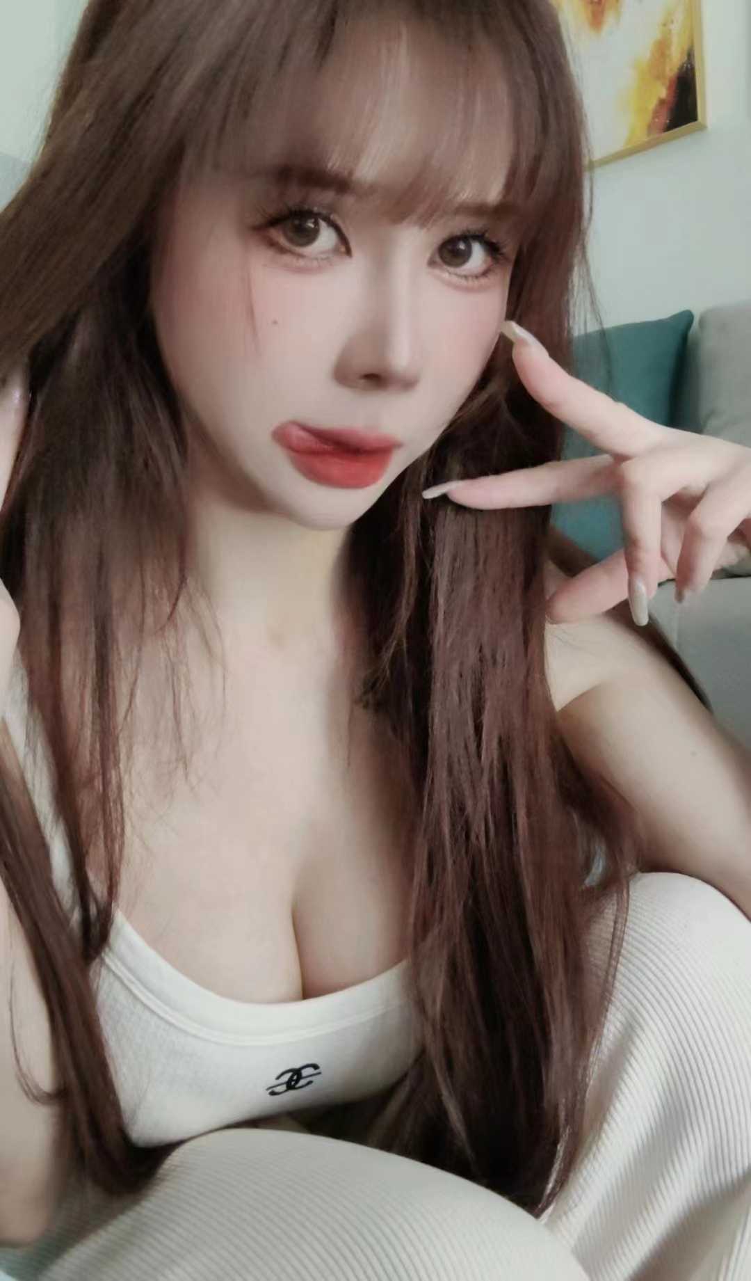 水很多，很会玩的小妹