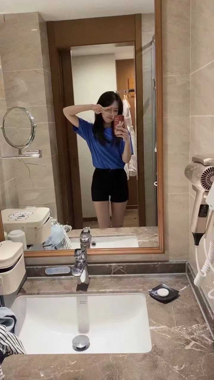 上门美女，前凸后翘