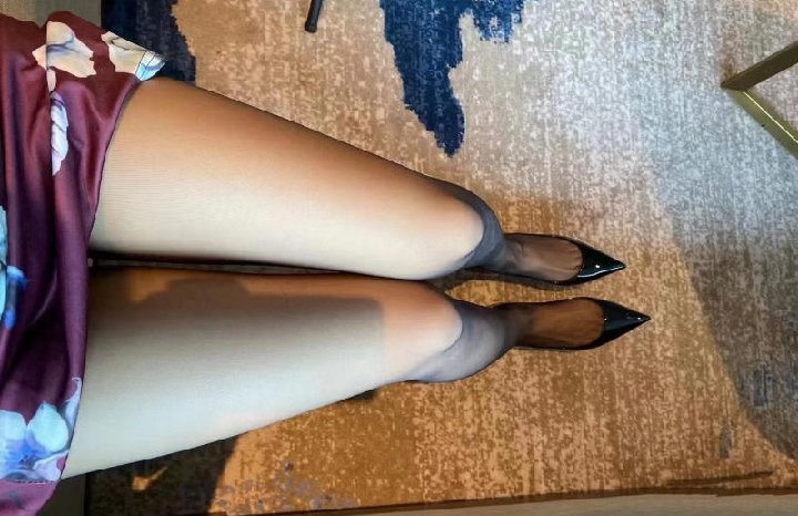 西湖长腿黑丝诱惑兼职小姐姐依云