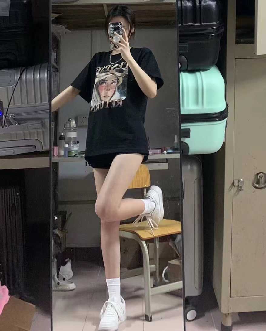 皮肤白，气质型的美女干净刚刚下海