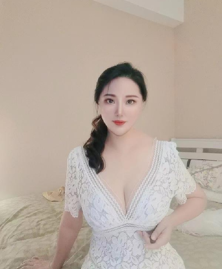 肉臀大胸白领妮妮