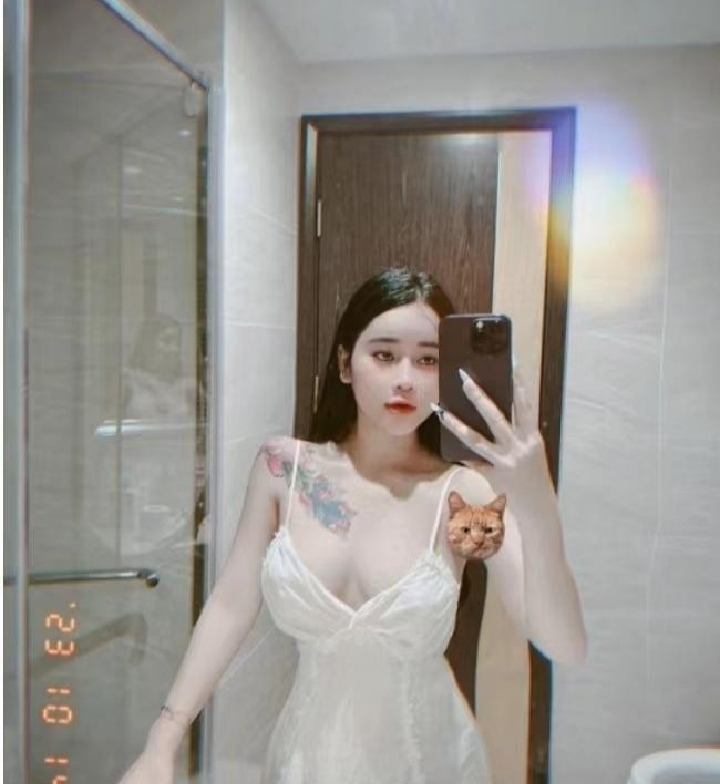 调皮可爱大胸萌妹