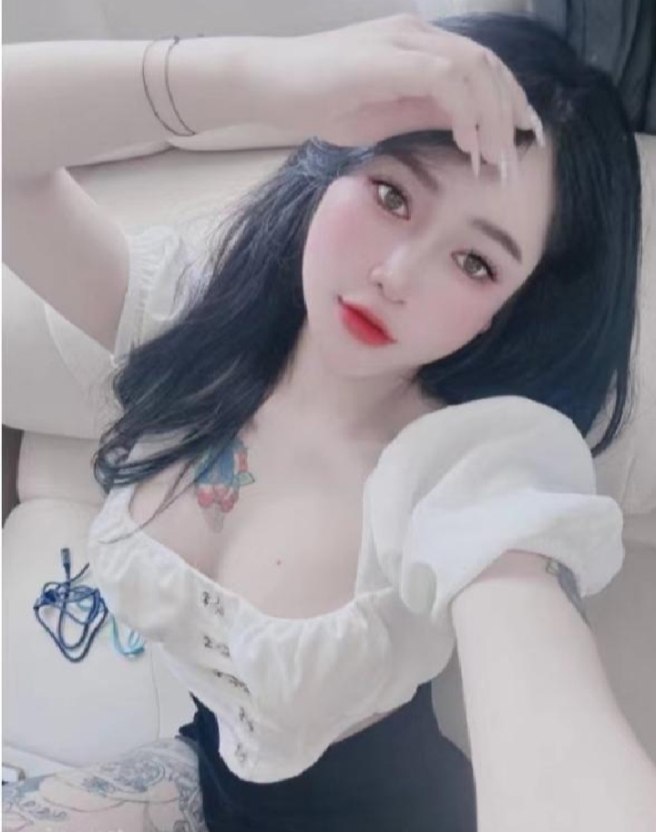 调皮可爱大胸萌妹