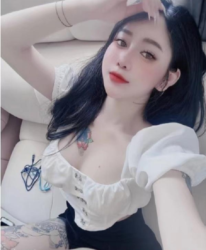 调皮可爱大胸萌妹