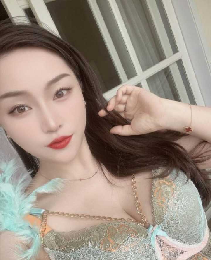 佛山居家巨乳丰满少妇