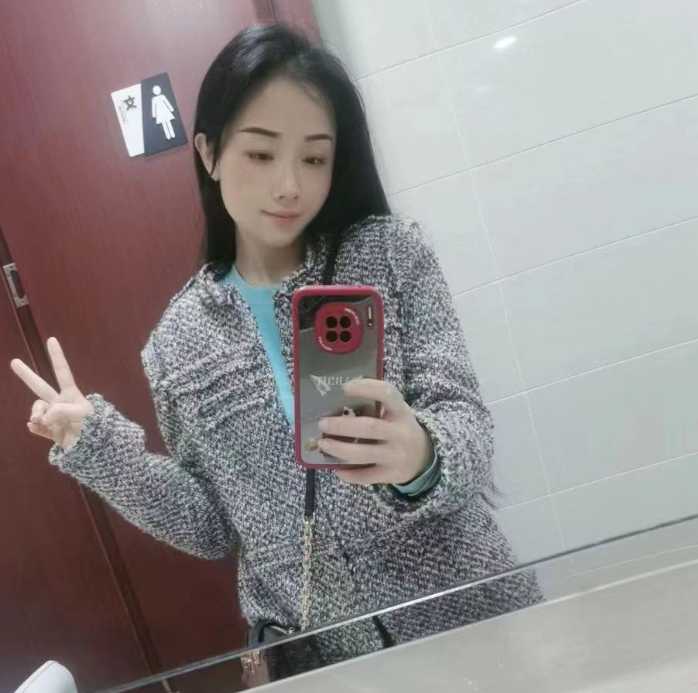 市中心的服务性美女