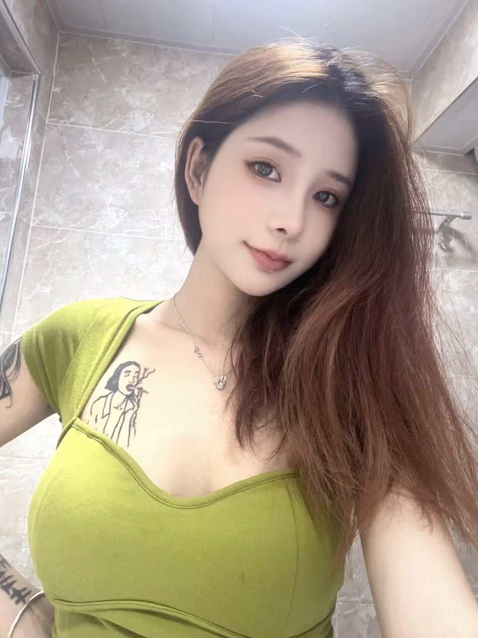 腿细，腰长，人漂亮 奶也不错