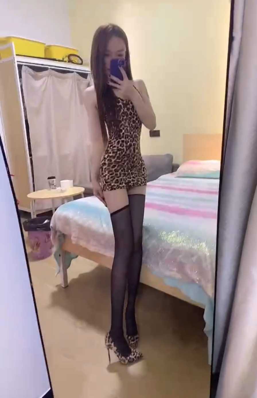 长腿黑丝妩媚妹子