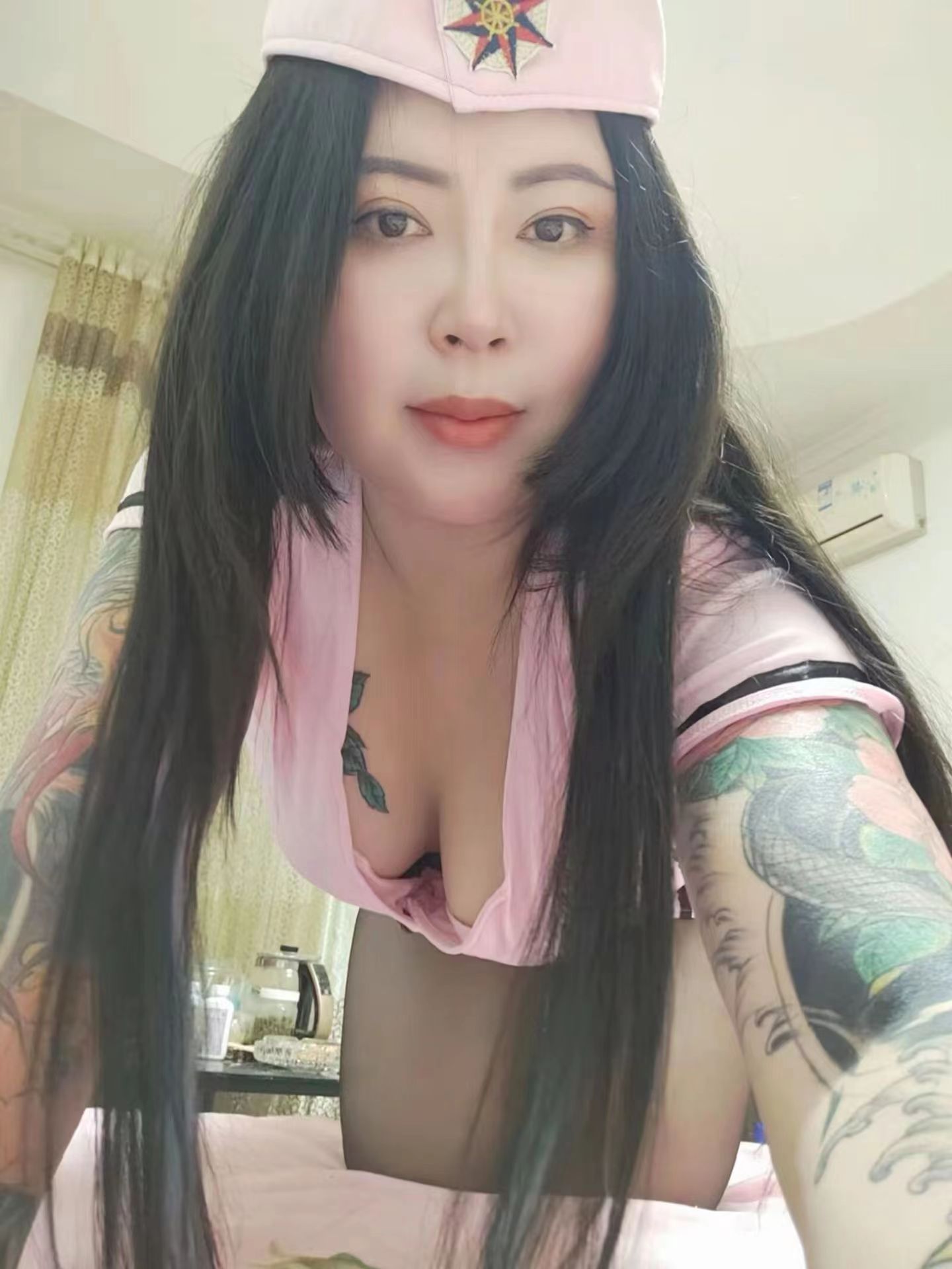 纹身很多的制服妹子