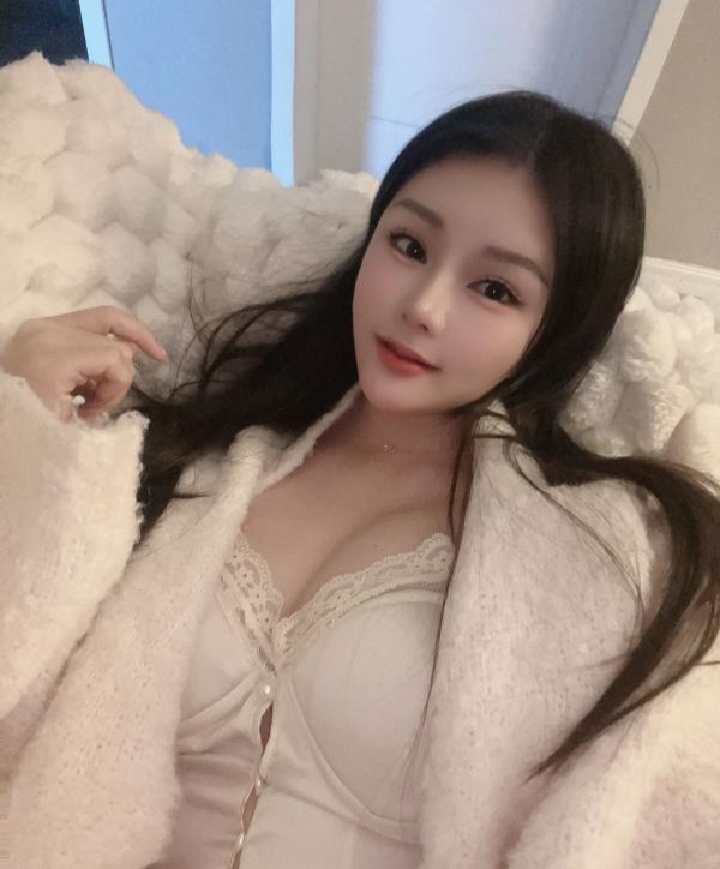 粉嫩性感的大胸美妞