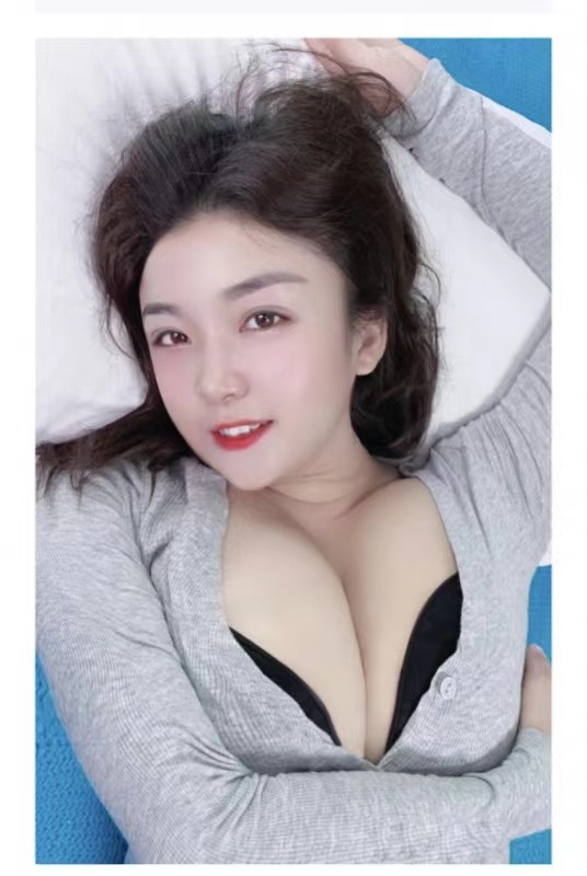 挺丰满的一个小美女