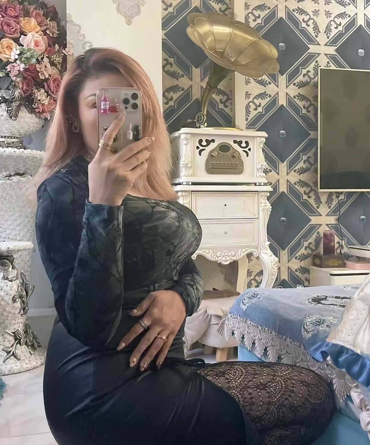 微胖但是胸很大的少妇