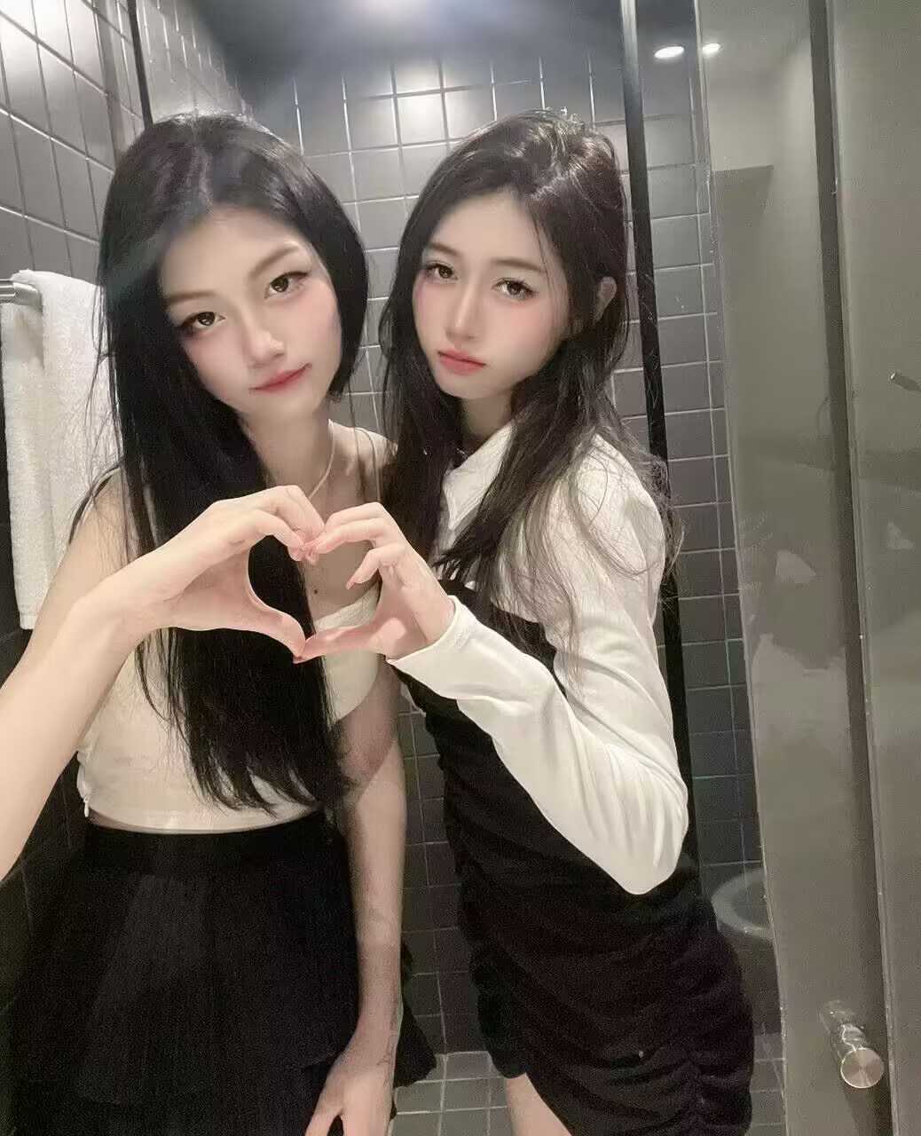 似狼似虎的姐妹花