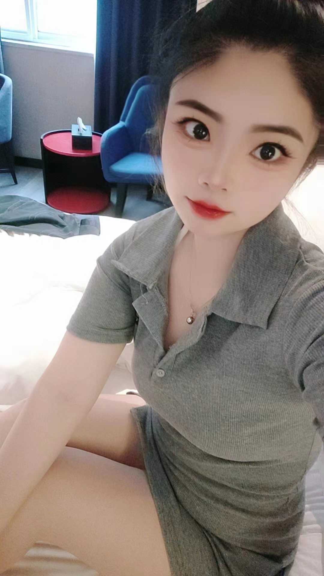 小翘臀的制服妹子