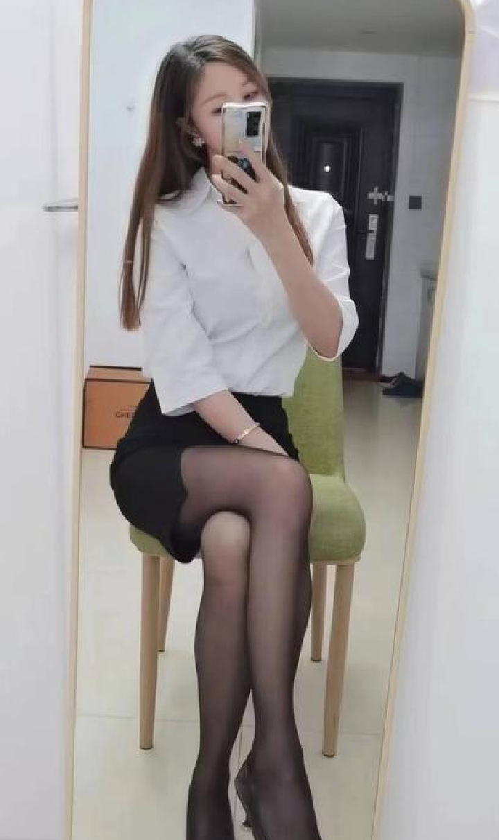 肤白貌美大长腿美女