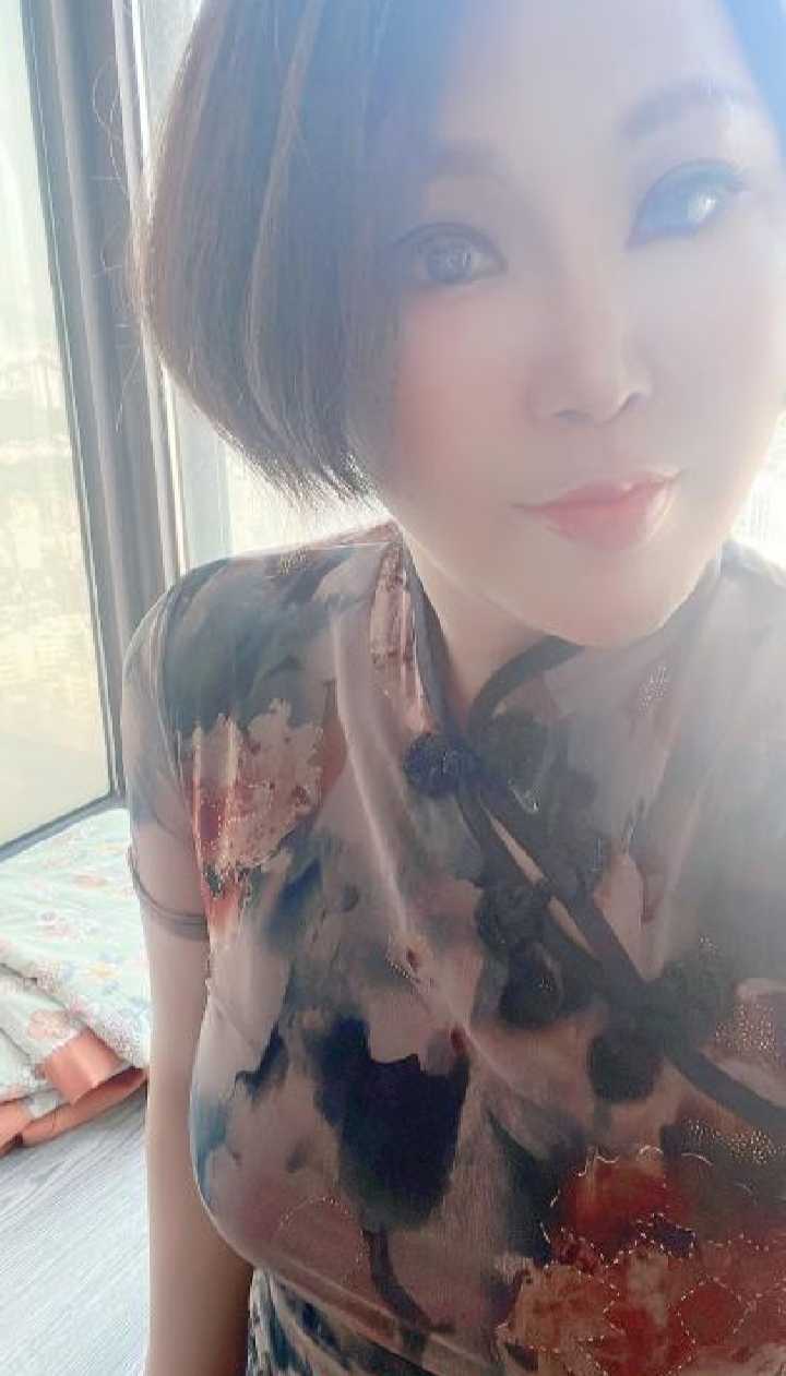 丰满诱人大胸少妇