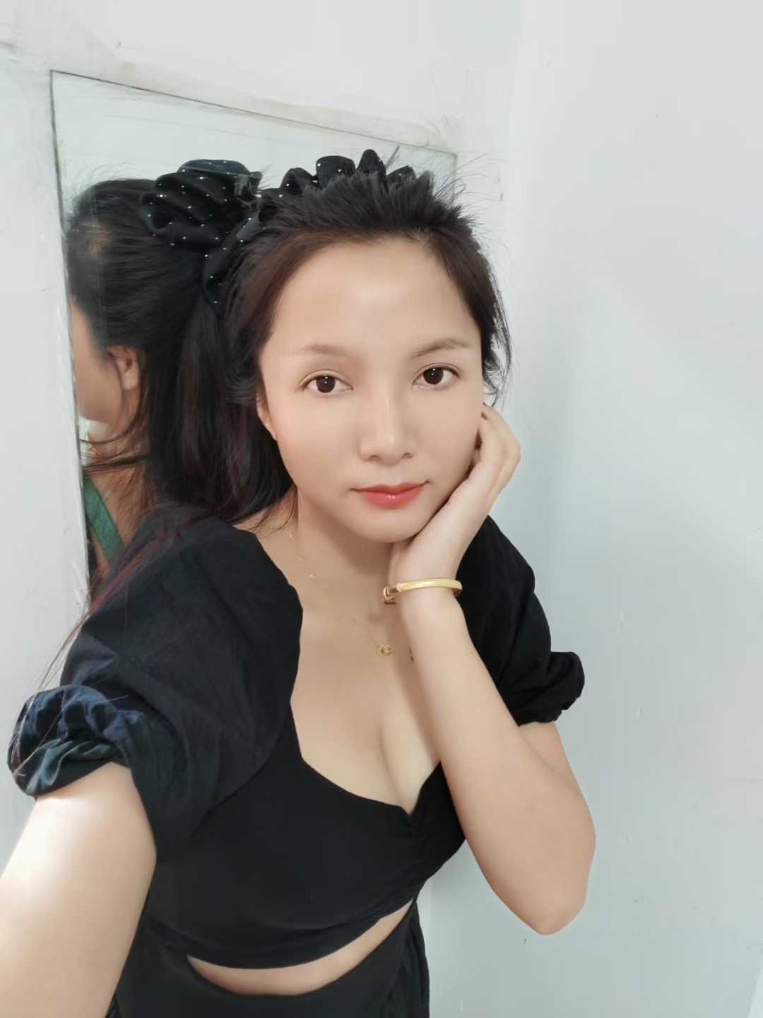 未婚，还可以，身材很不错，小女友的感觉，很温柔，会配合你