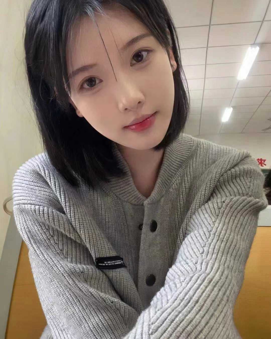 00后颜值不错的年轻嫩妹