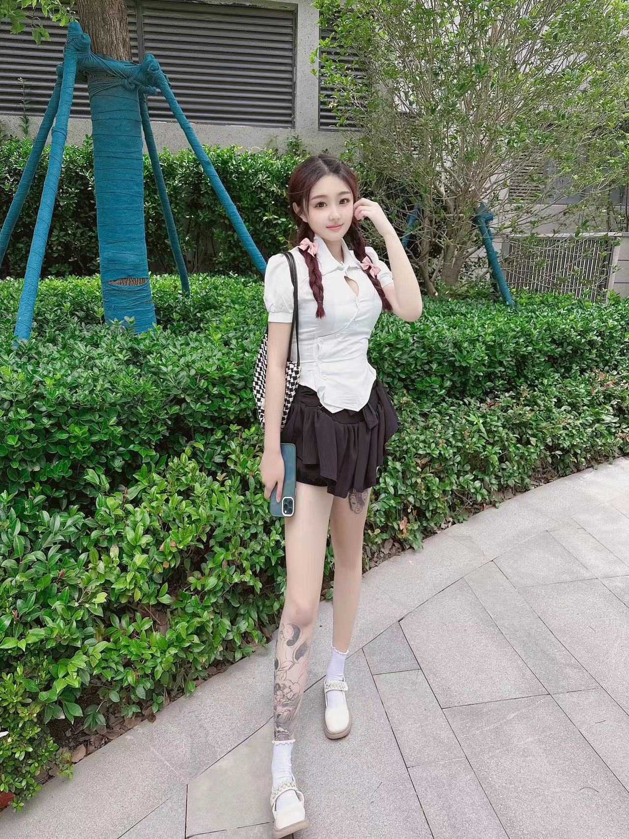 制服很多身材颜值很棒的00后妹子