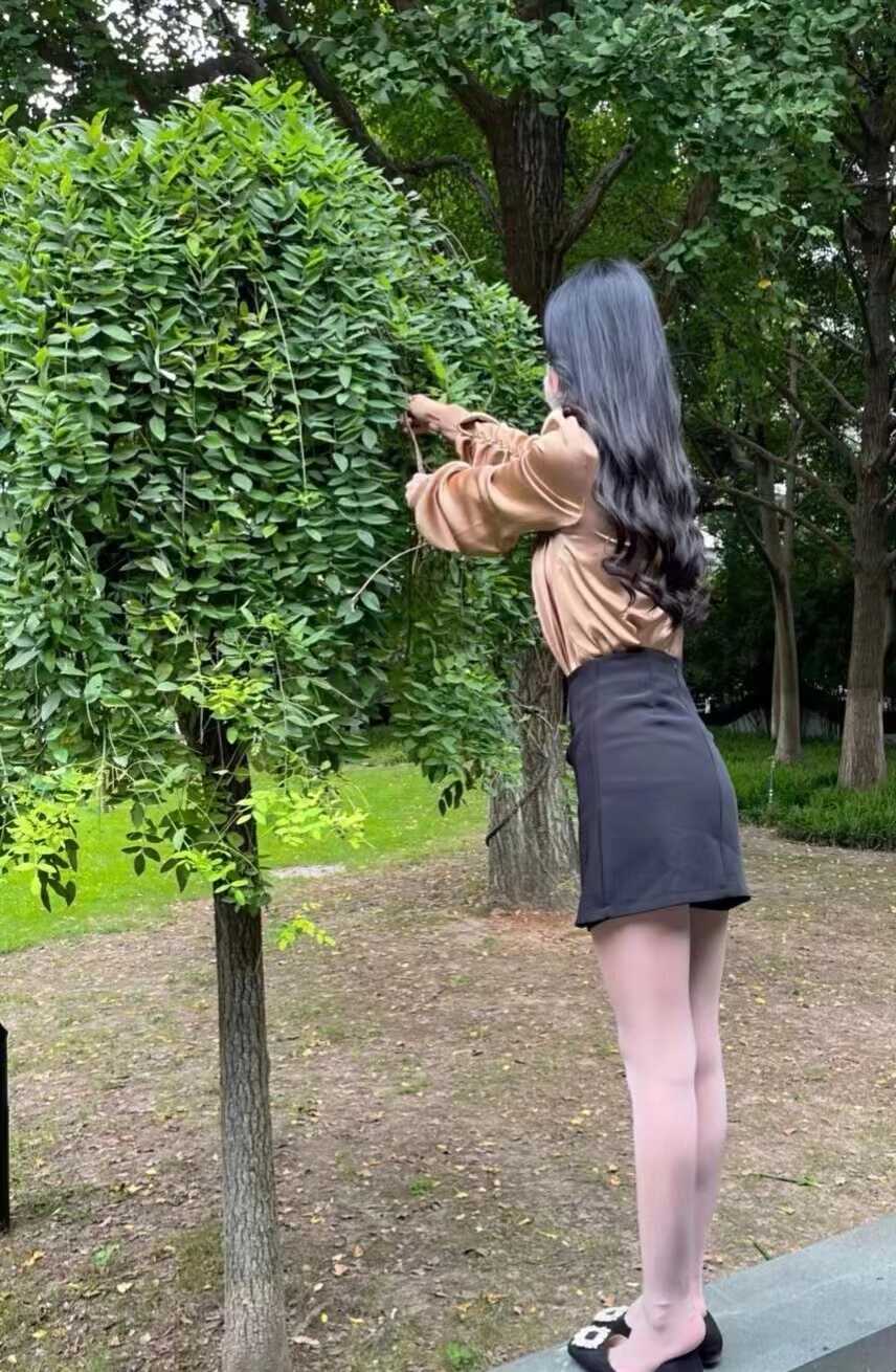 崇川黑丝制服尤物