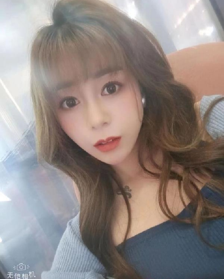 丰满红唇小奶酪