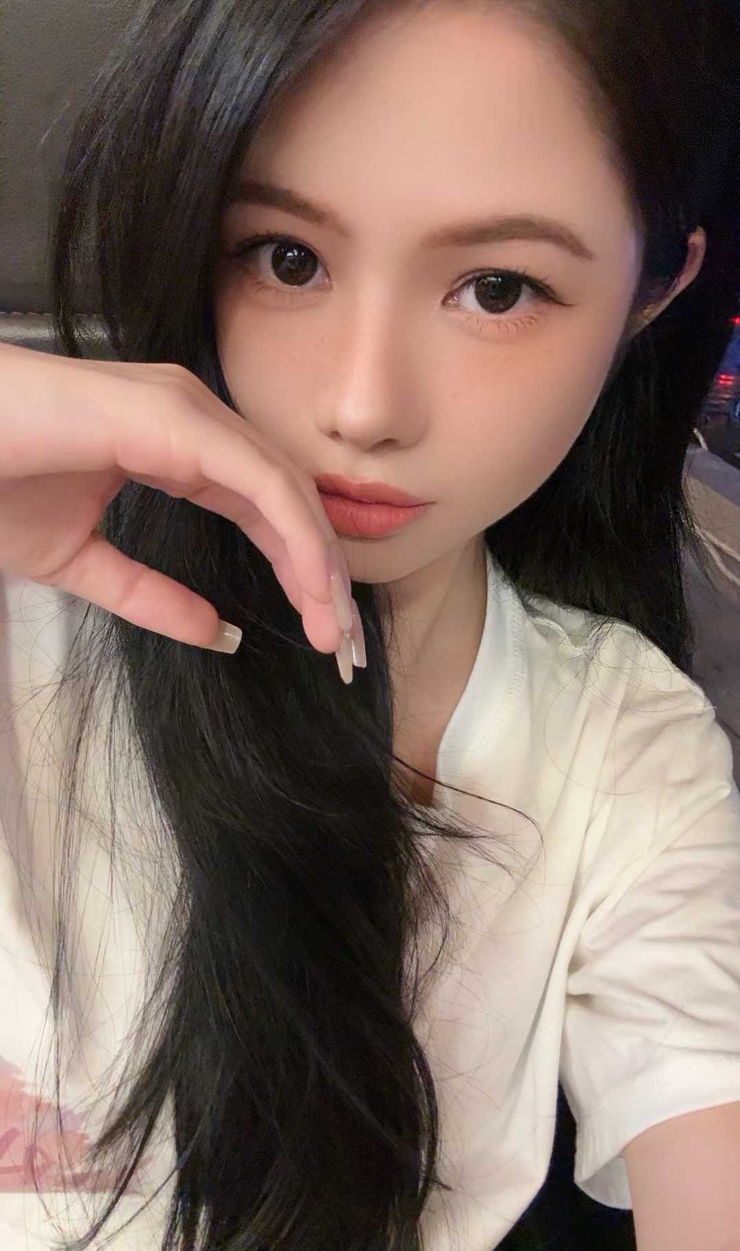 丰满性感精致美女