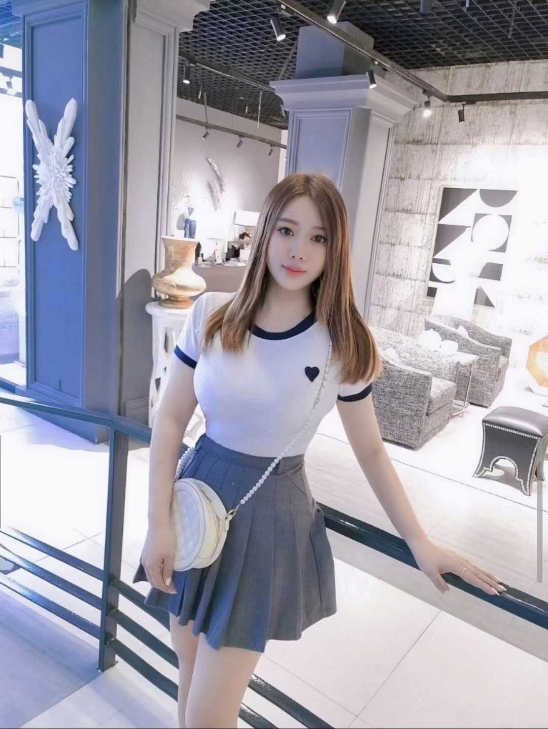 肤白貌美的小姐姐