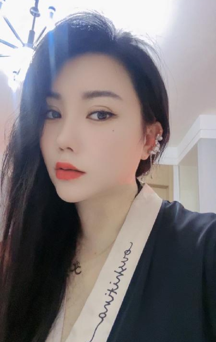 丰润的大胸少妇