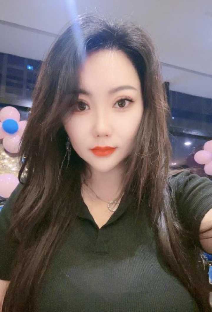 丰润的大胸少妇