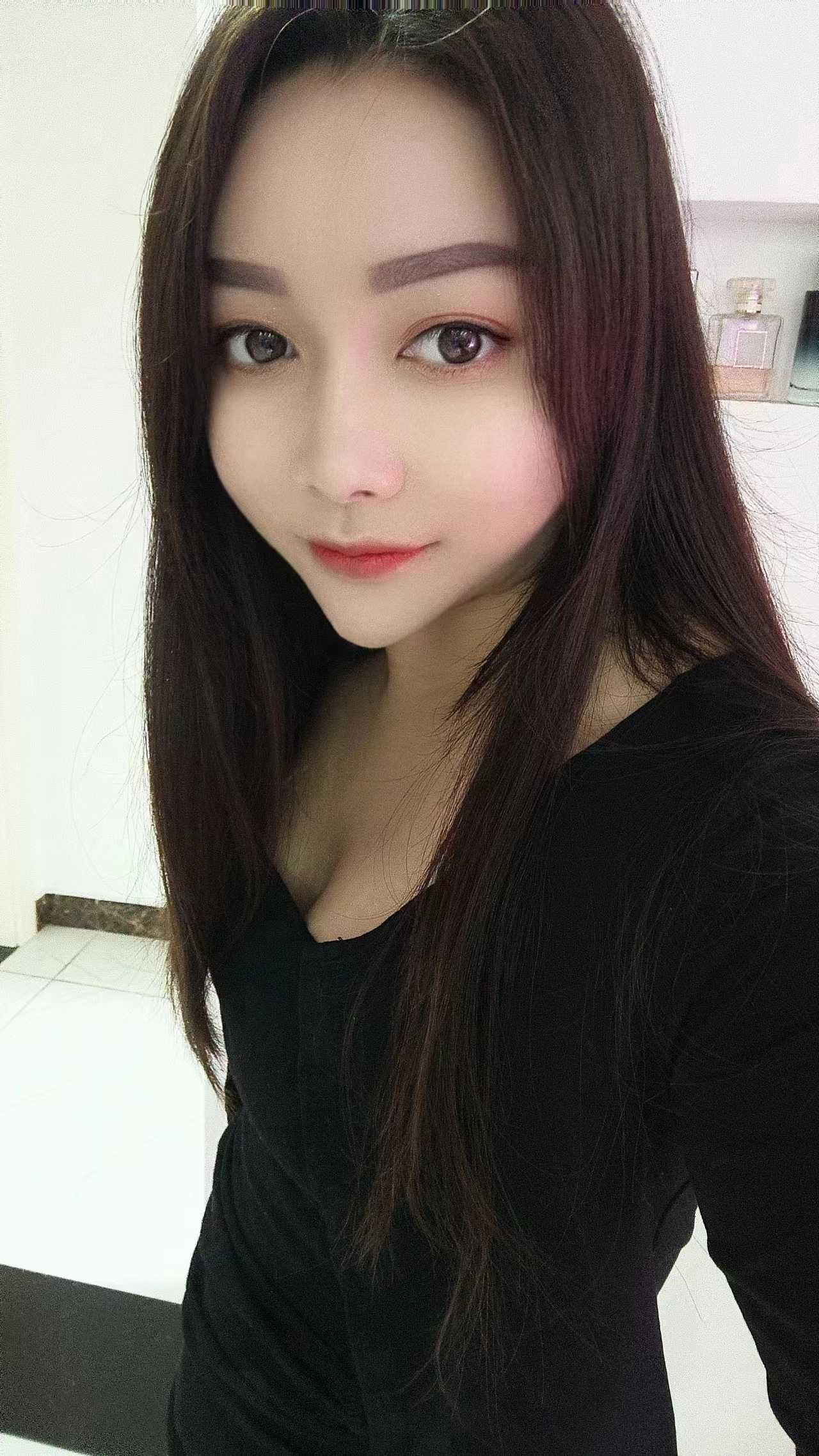 身材颜值都很不错的妹子