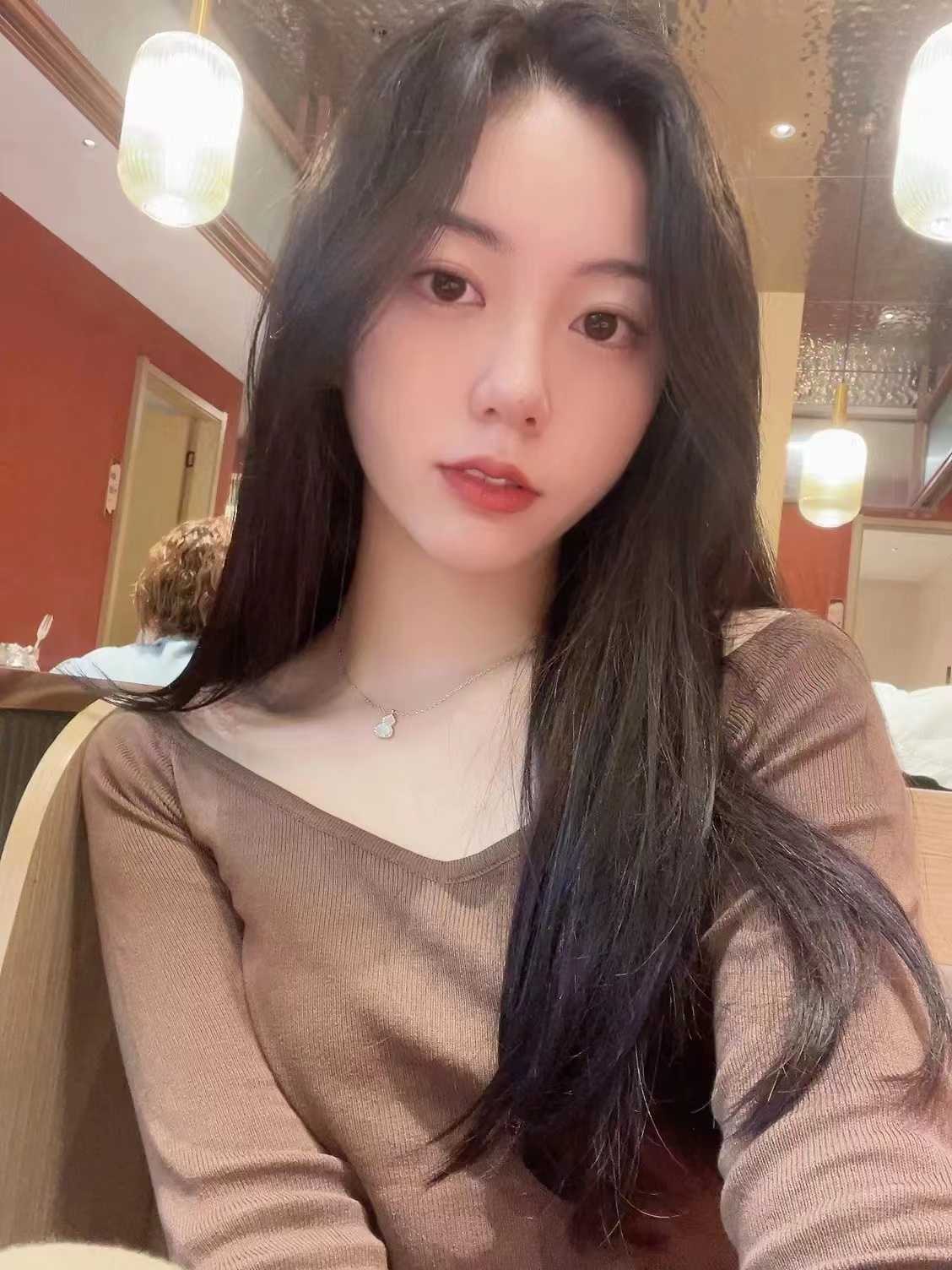 年轻漂亮的小姐姐