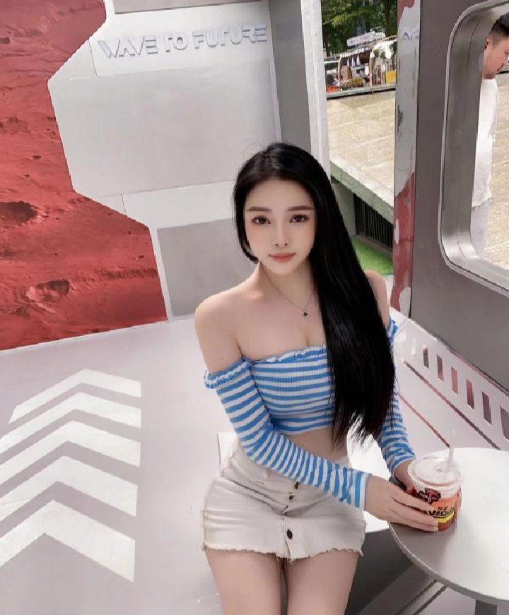 丰满巨乳白嫩尤物曼妮