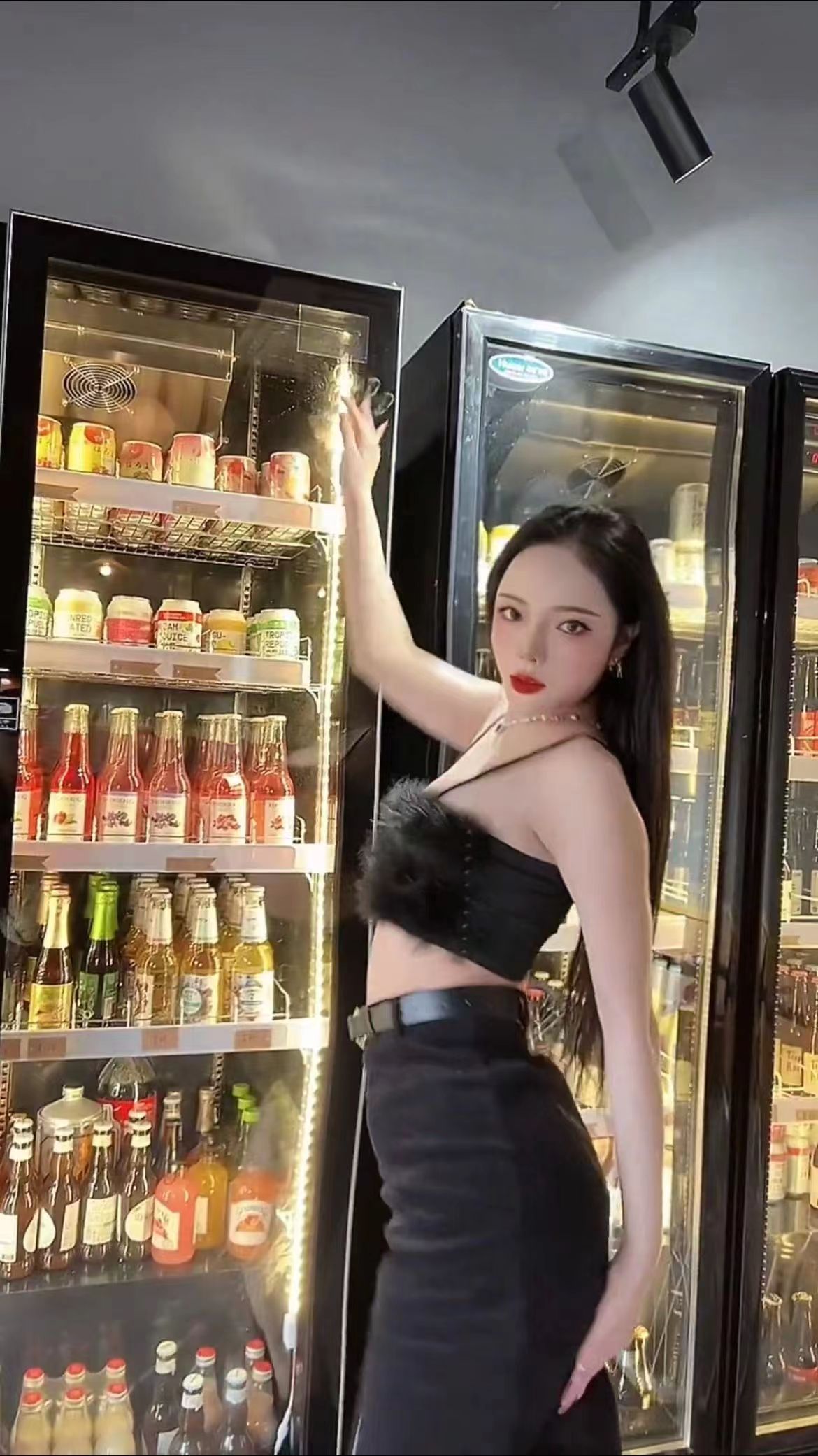 年轻00后的小姐姐