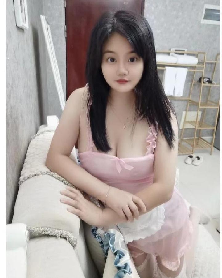 大胸粉嫩呆萌小女友