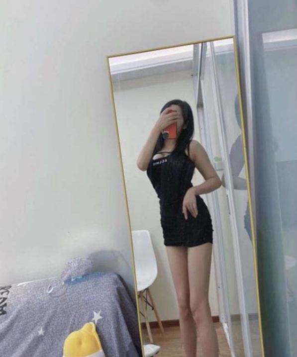 丰满性感的大眼萌妹